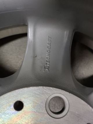 Llanta BMW 7Jx15H2 con neumático Pirelli P600 
