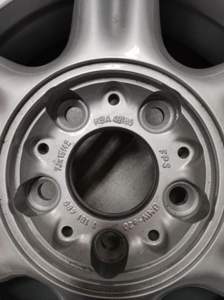 Llanta BMW 7Jx15H2 con neumático Pirelli P600 
