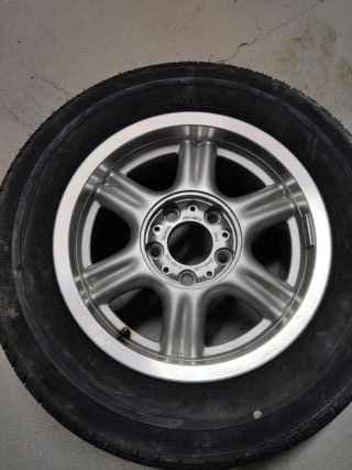 Llanta BMW 7Jx15H2 con neumático Pirelli P600 