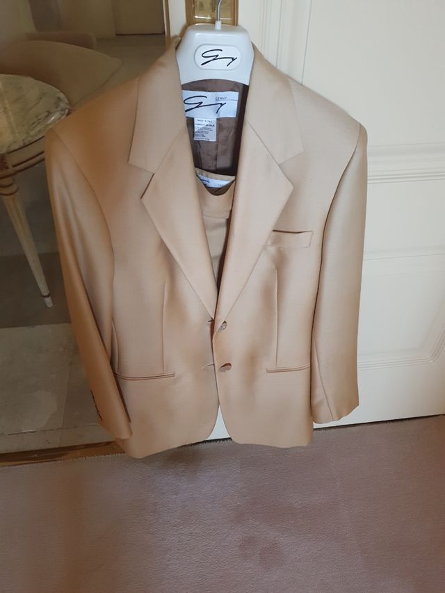 Espectacular  traje beige