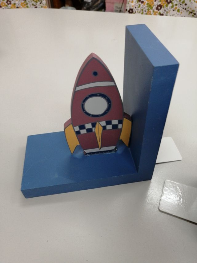 Sujeta libros infantil cohete en madera 16x16