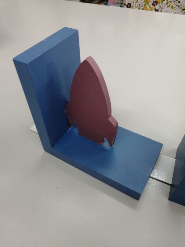 Sujeta libros infantil cohete en madera 16x16