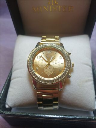 Reloj color oro con diamantes