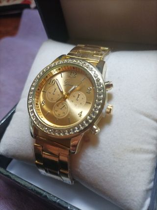 Reloj color oro con diamantes