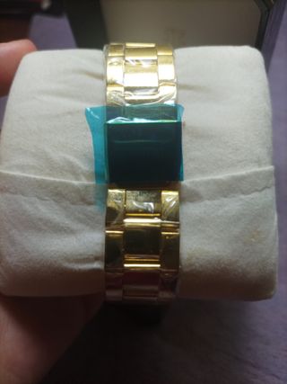 Reloj color oro con diamantes