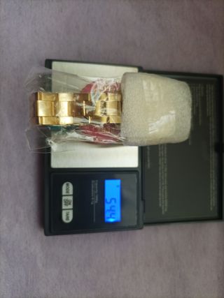Reloj color oro con diamantes