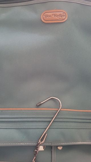 perchero portátil. ideal para que trasporte ropa.