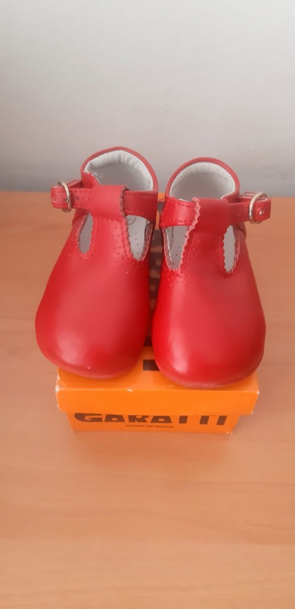 Calzado bebé talla 20. Color rojo