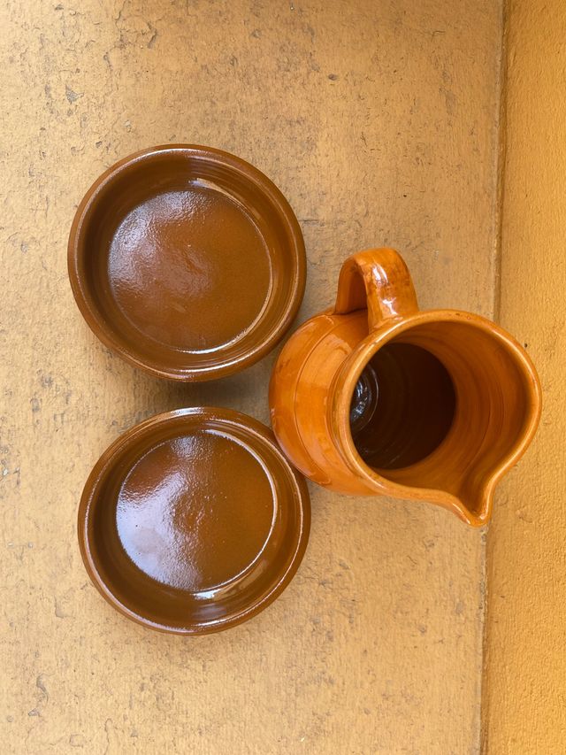 Jarra y 2 platos de barro