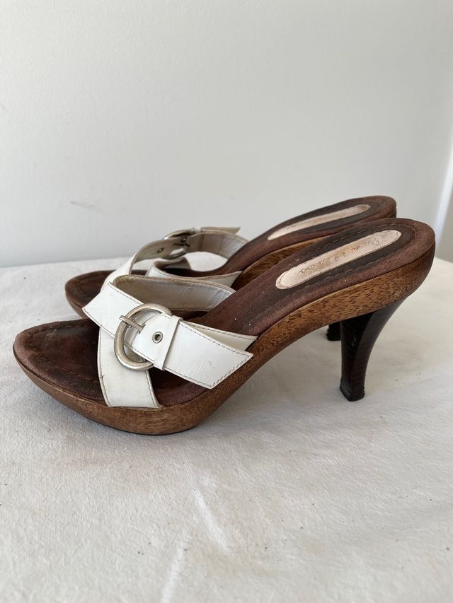 Sandalia tacón madera 