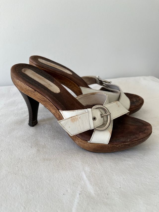 Sandalia tacón madera 