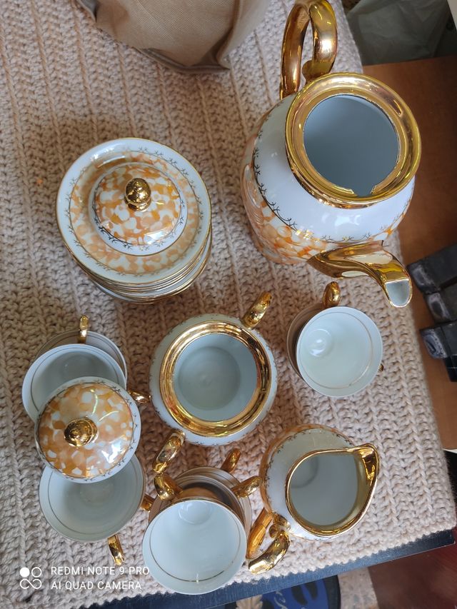 vedo un juego de tetera con labores de oro