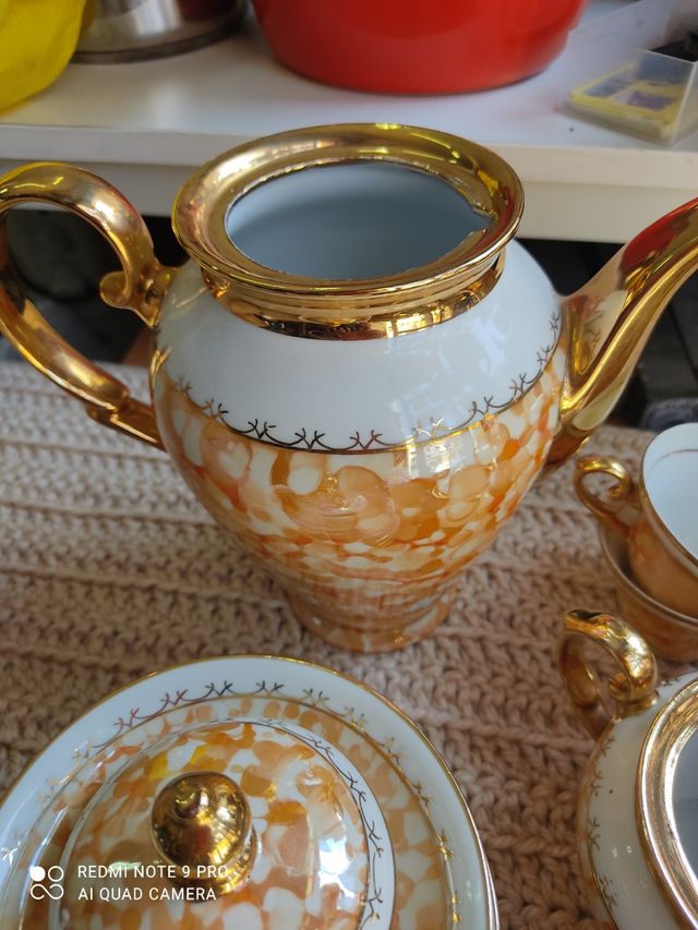 vedo un juego de tetera con labores de oro