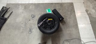Rueda de repuesto, gato y triangulos