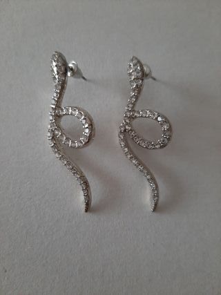 Pendientes plateados de serpiente con strass