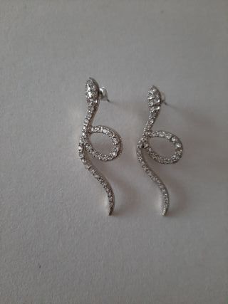 Pendientes plateados de serpiente con strass