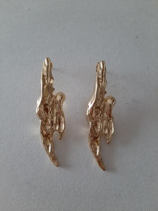 Pendientes dorados largos irregulares de tuerca