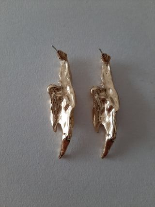 Pendientes dorados largos irregulares de tuerca