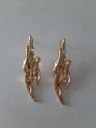 Pendientes dorados largos irregulares de tuerca