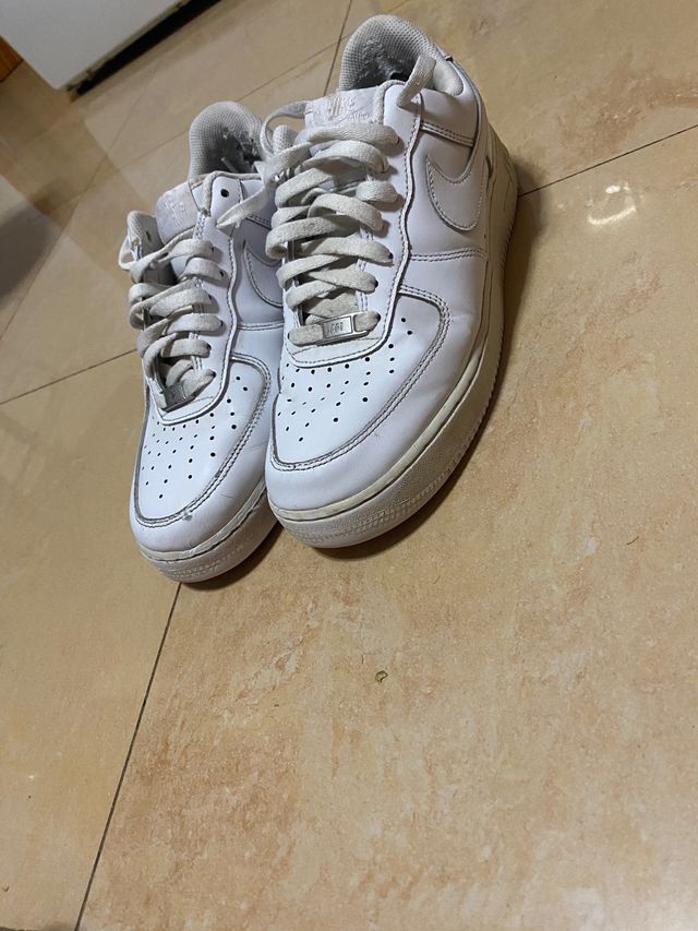 Nike air force están como nuevas son talla 42