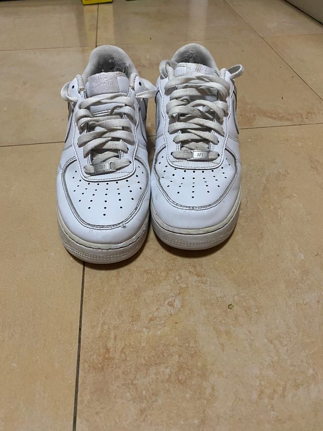 Nike air force están como nuevas son talla 42