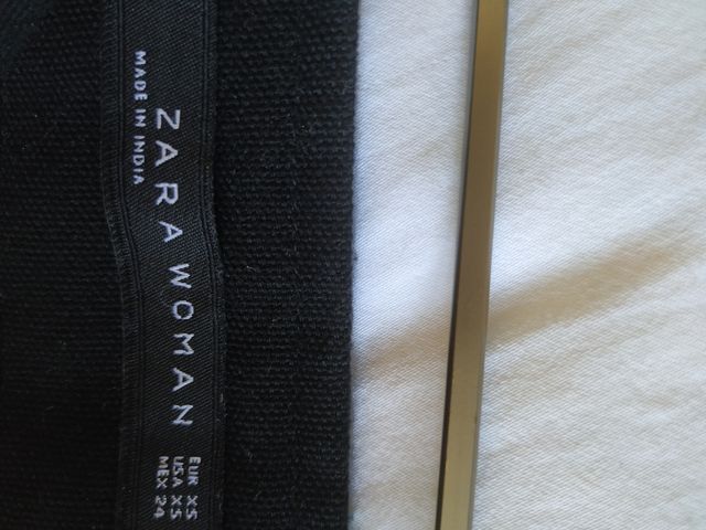 Falda Zara negra con bordados