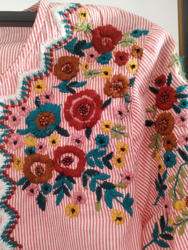 Camisa Zara, con bordados