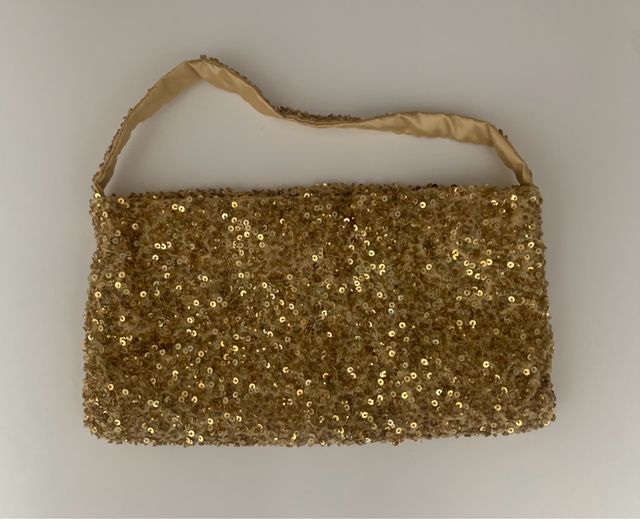 Bolso lentejuelas dorado.