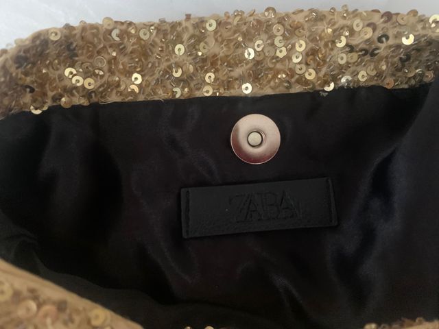Bolso lentejuelas dorado.