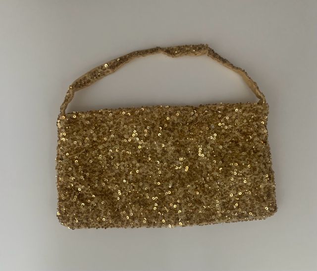 Bolso lentejuelas dorado.