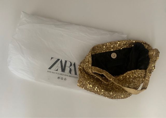 Bolso lentejuelas dorado.