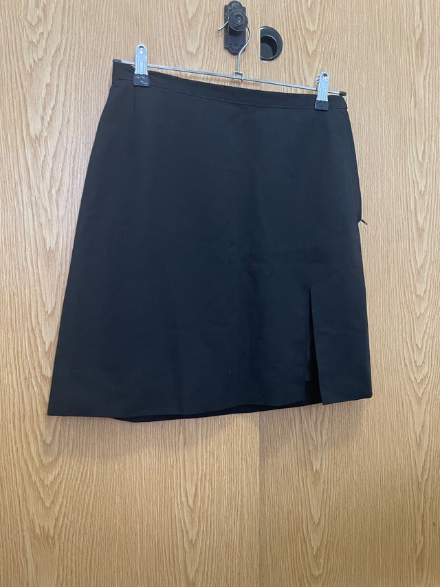 Falda negra de sastre con apertura lateral