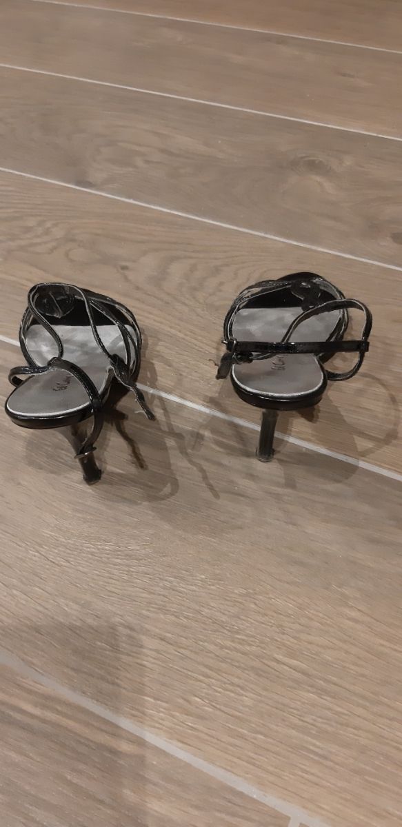 sandalias de charol negro tacon fino