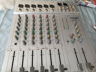 Pareja de altavoces biamplificados