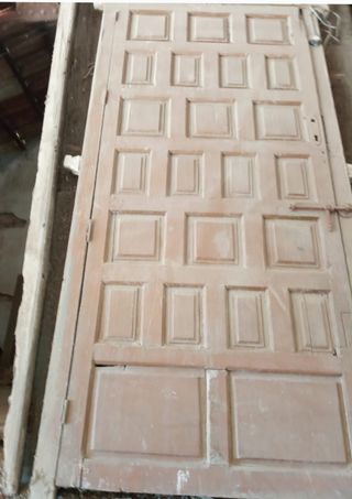 Puerta antigua de madera  de cuarterones