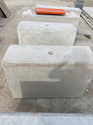 Bloques de hormigón tipo lego . 1200kilos aprx 
