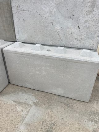 Bloques de hormigón tipo lego . 1200kilos aprx 
