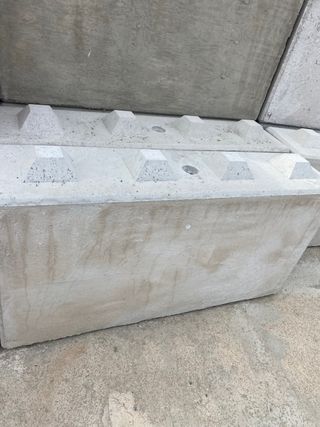 Bloques de hormigón tipo lego . 1200kilos aprx 
