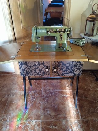 preciosa máquina de coser Alfa