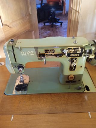 preciosa máquina de coser Alfa
