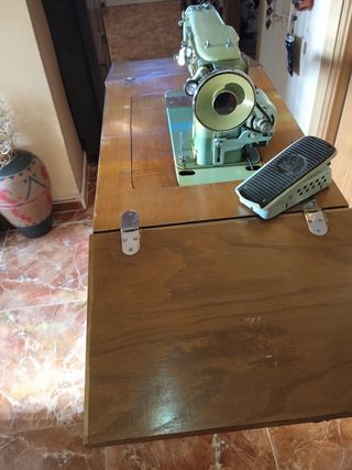preciosa máquina de coser Alfa