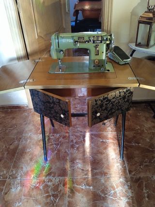 preciosa máquina de coser Alfa