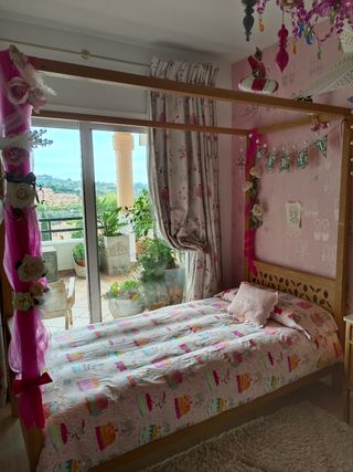 Cama de madera infantil.