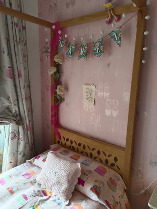 Cama de madera infantil.