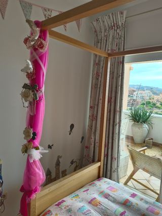 Cama de madera infantil.