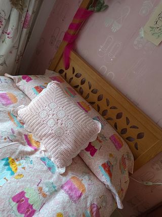 Cama de madera infantil.