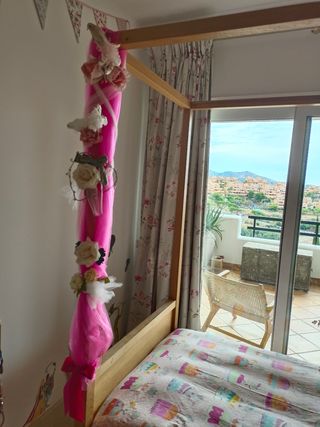 Cama de madera infantil.