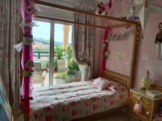 Cama de madera infantil.