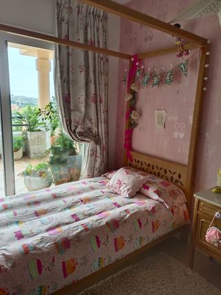 Cama de madera infantil.