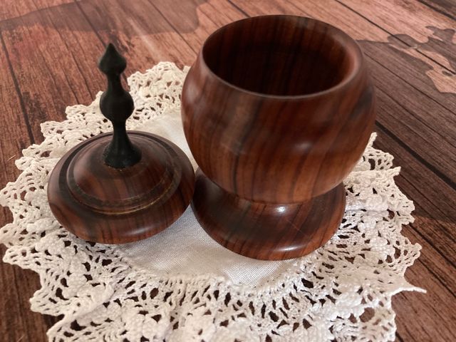 manufatto in legno pregiato